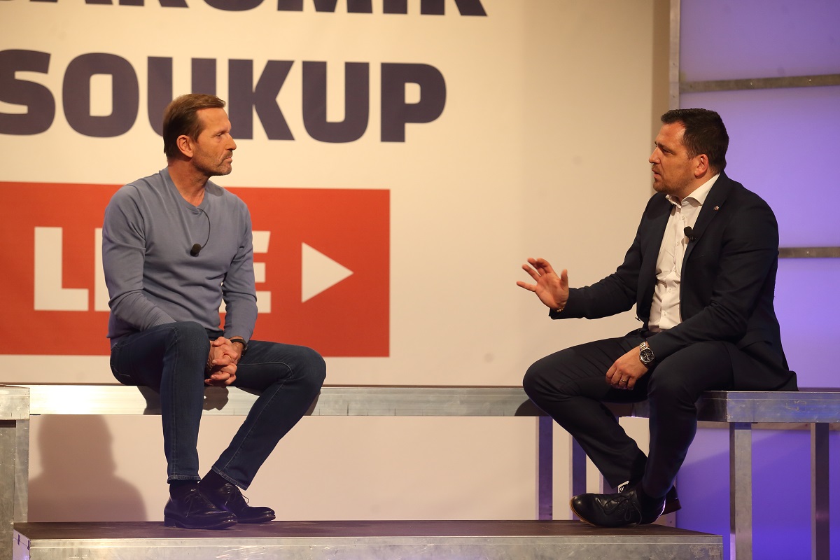 Moderátor pořadu Jaromír Soukup a europoslanec Tomáš Zdechovský (KDU-ČSL).