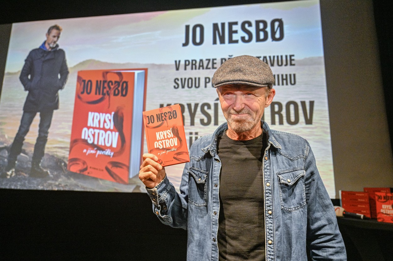 Norský spisovatel a hudebník Jo Nesbø vystoupil na tiskové konferenci v rámci prezentace knihy Krysí ostrov a jiné povídky, 25. října 2022, Praha.