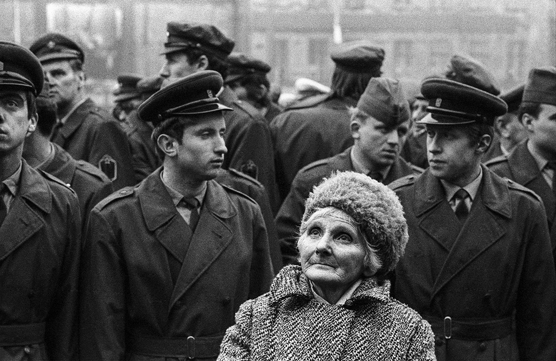 Oslava puče z roku 1948, Staroměstské náměstí, 25. únor 1978 (foto: Jaroslav Kučera: Klid před bouří).