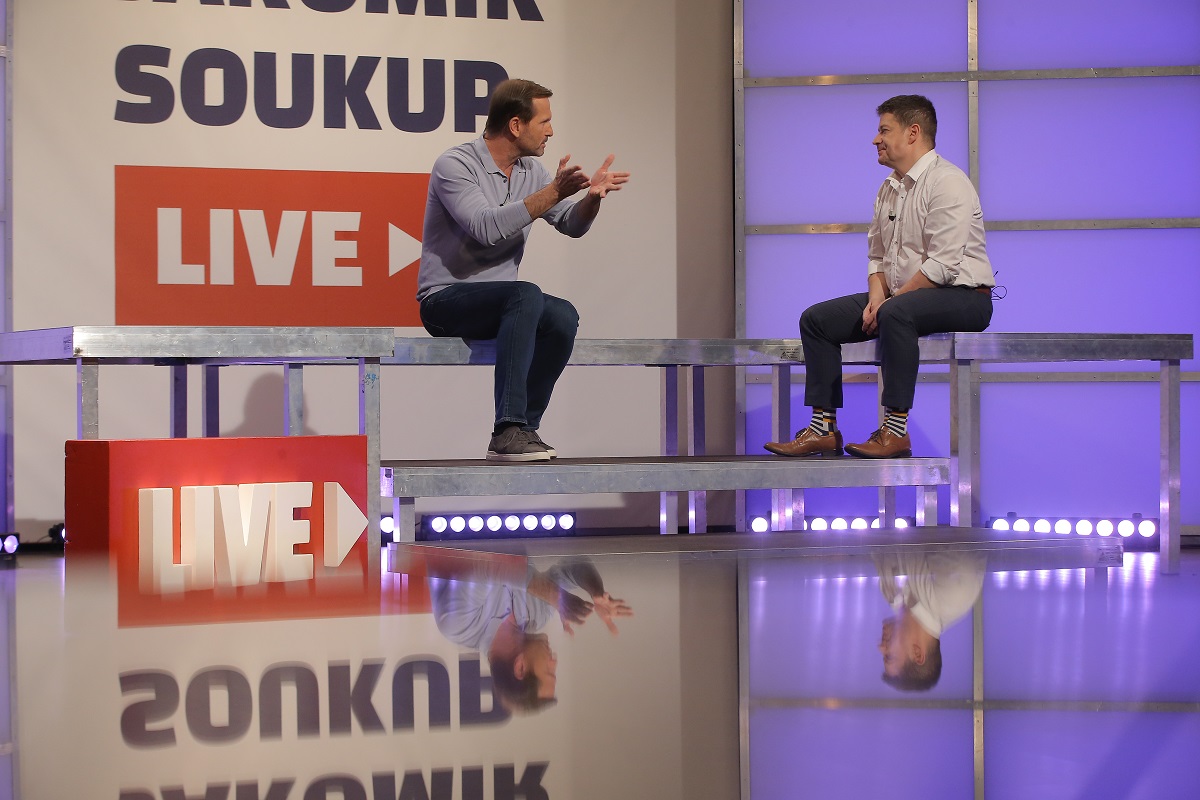 Moderátor pořadu Jaromír Soukup a poslanec Patrik Nacher (za ANO).