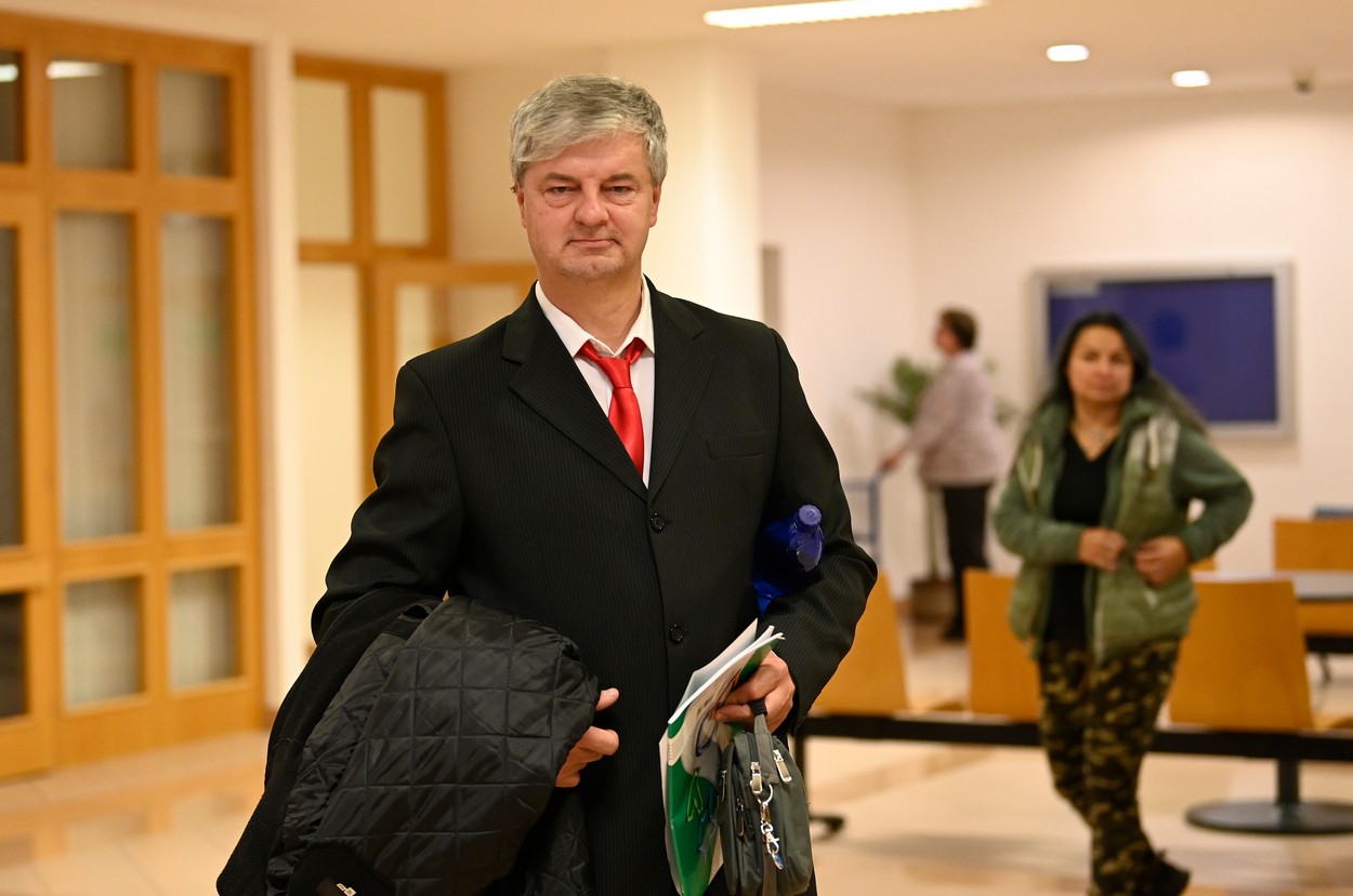 Obžalovaný Zdeněk Strapina na chodbě zlínské pobočky Krajského soudu Brno, 31. října 2022, Zlín. Podle obžaloby ve videích na internetu podněcoval k násilí vůči poslancům a senátorům.
