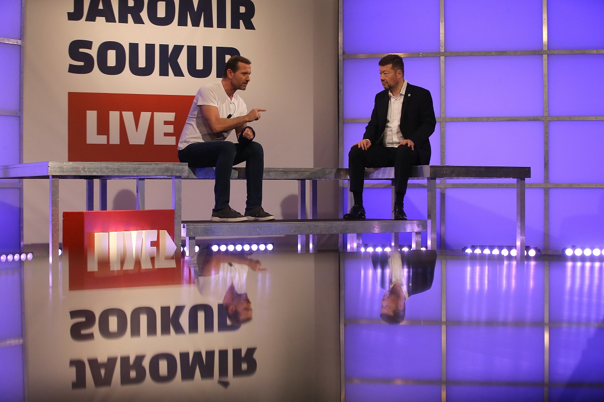Moderátor pořadu Jaromír Soukup a předseda SPD Tomio Okamura. Moderátor pořadu Jaromír Soukup a předseda SPD Tomio Okamura.