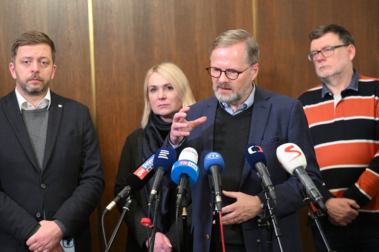 Brífink předsedy vlády Petra Fialy, místopředsedy vlády a ministra vnitra Víta Rakušana, místopředsedy vlády a ministra práce a sociálních věcí Mariana Jurečky, místopředsedy vlády a ministra zdravotnictví Vlastimila Válka, ministryně obrany Jany Černochové, ministra zahraničních věcí Jana Lipavského, ministra financí Zbyňka Stanjury a ministra dopravy Martina Kupky po návratu z návštěvy Kyjeva, 1. listopadu 2022, Praha. Brífink předsedy vlády Petra Fialy, místopředsedy vlády a ministra vnitra Víta Rakušana, místopředsedy vlády a ministra práce a sociálních věcí Mariana Jurečky, místopředsedy vlády a ministra zdravotnictví Vlastimila Válka, ministryně obrany Jany Černochové, ministra zahraničních věcí Jana Lipavského, ministra financí Zbyňka Stanjury a ministra dopravy Martina Kupky po návratu z návštěvy Kyjeva, 1. listopadu 2022, Praha.