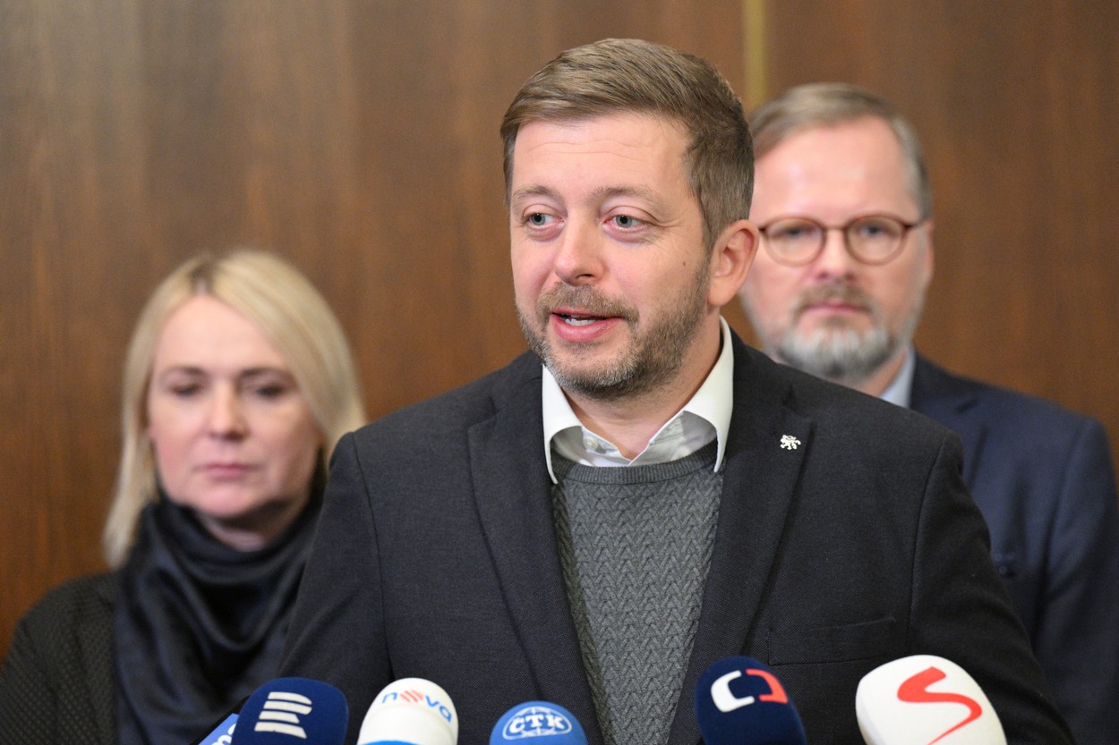 Brífink předsedy vlády Petra Fialy, místopředsedy vlády a ministra vnitra Víta Rakušana, místopředsedy vlády a ministra práce a sociálních věcí Mariana Jurečky, místopředsedy vlády a ministra zdravotnictví Vlastimila Válka, ministryně obrany Jany Černochové, ministra zahraničních věcí Jana Lipavského, ministra financí Zbyňka Stanjury a ministra dopravy Martina Kupky po návratu z návštěvy Kyjeva, 1. listopadu 2022, Praha. Brífink předsedy vlády Petra Fialy, místopředsedy vlády a ministra vnitra Víta Rakušana, místopředsedy vlády a ministra práce a sociálních věcí Mariana Jurečky, místopředsedy vlády a ministra zdravotnictví Vlastimila Válka, ministryně obrany Jany Černochové, ministra zahraničních věcí Jana Lipavského, ministra financí Zbyňka Stanjury a ministra dopravy Martina Kupky po návratu z návštěvy Kyjeva, 1. listopadu 2022, Praha.