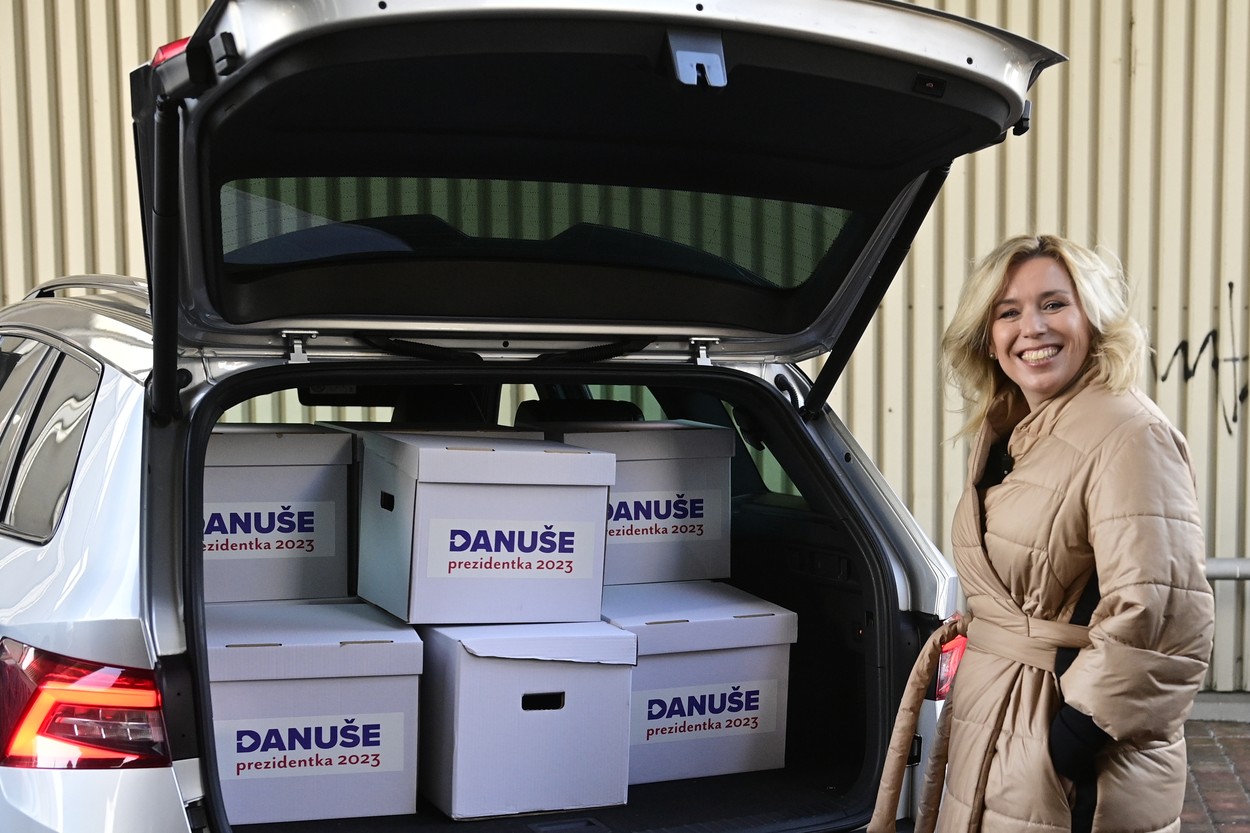 Kandidátka na prezidentku Danuše Nerudová odevzdala podpisové archy na ministerstvu vnitra, 2.listopadu 2022, Praha.