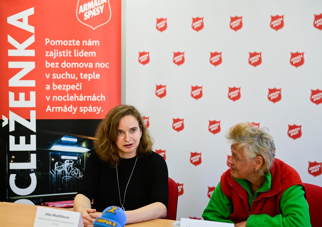 Tisková konference Armády spásy ke startu kampaně Nocleženka. Tématem byly rovněž zimní programy pro lidi bez domova, činnost Armády spásy a lidé bez domova v době energetické krize. Zúčastnili se národní ředitel sociálních služeb Jan František Krupa a ředitelka Centra sociálních služeb Bohuslava Bureše Jitka Modlitbová (vlevo), 2.listopadu 2022, Praha.
