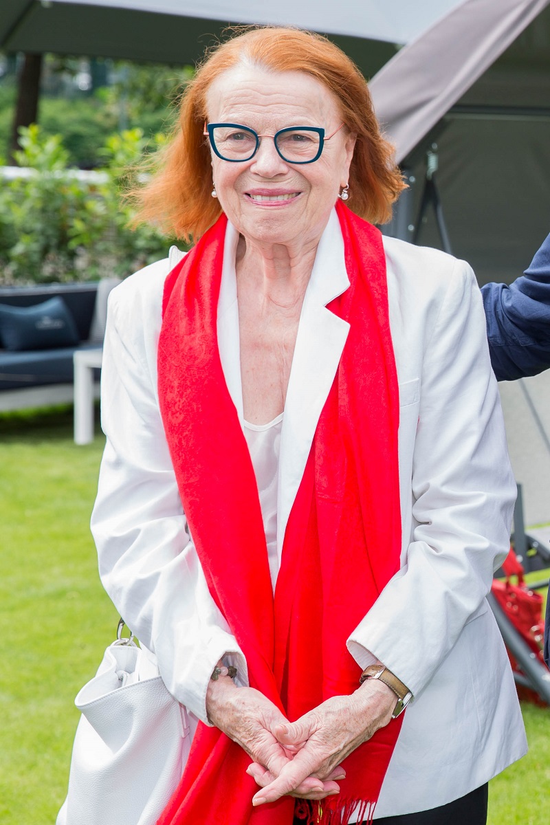 Iva Janžurová se vyhýbá zákroku na sále. Iva Janžurová se vyhýbá zákroku na sále.