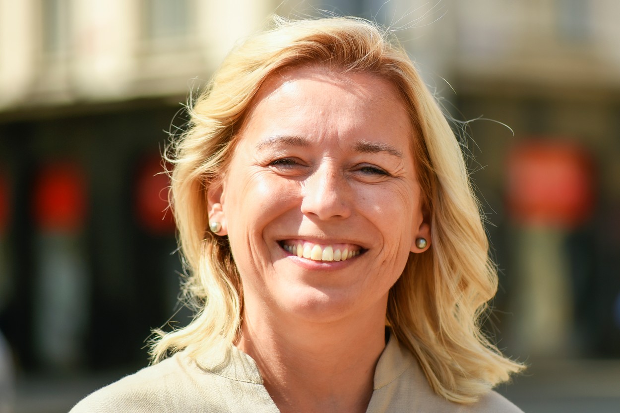 Danuše Nerudová při příležitosti sběru podpisů pro kandidaturu na prezidentku, 12. srpna 2022, náměstí Republiky, Plzeň.