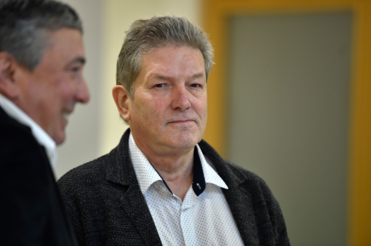 Obžalovaný Vladimír Březina (vpravo) na chodbě okresního soudu ve Zlíně, který zahájil 12. března 2019 hlavní líčení v kauze praní špinavých peněz získaných z nelegálního podnikání hlavy lihové mafie Radka Březiny. V kauze jsou obžalováni Březinova manželka Stanislava, jeho otec Vladimír a dvě asistentky.