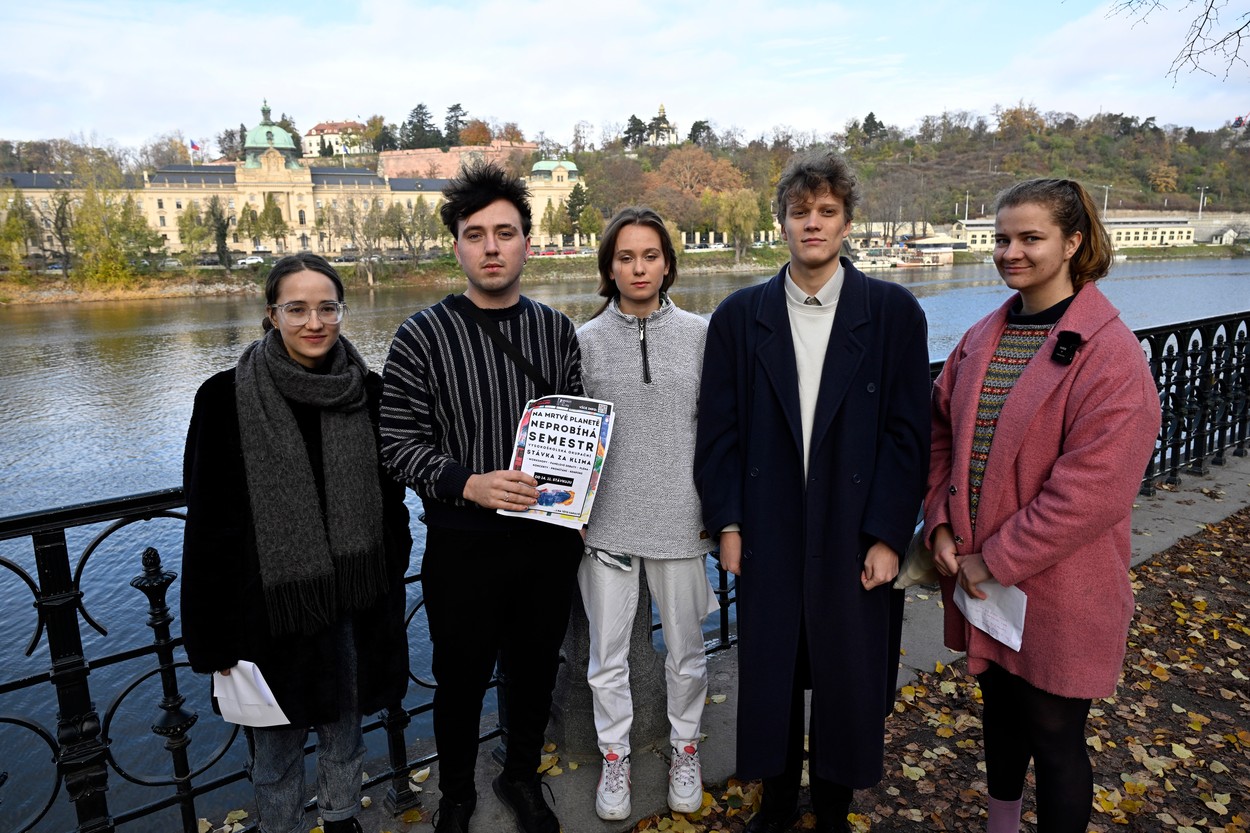 Tisková konference studentské iniciativy Univerzity za klima ke stávce na vysokých školách a fakultách po celé republice plánované na dny od 14. do 17. listopadu, 9. listopadu 2022, Praha. Zleva studenti Anežka Lindaurová, Kryštof Tymiánek, Ludmila Karková, Jan Tůma a Alžběta Holcová.