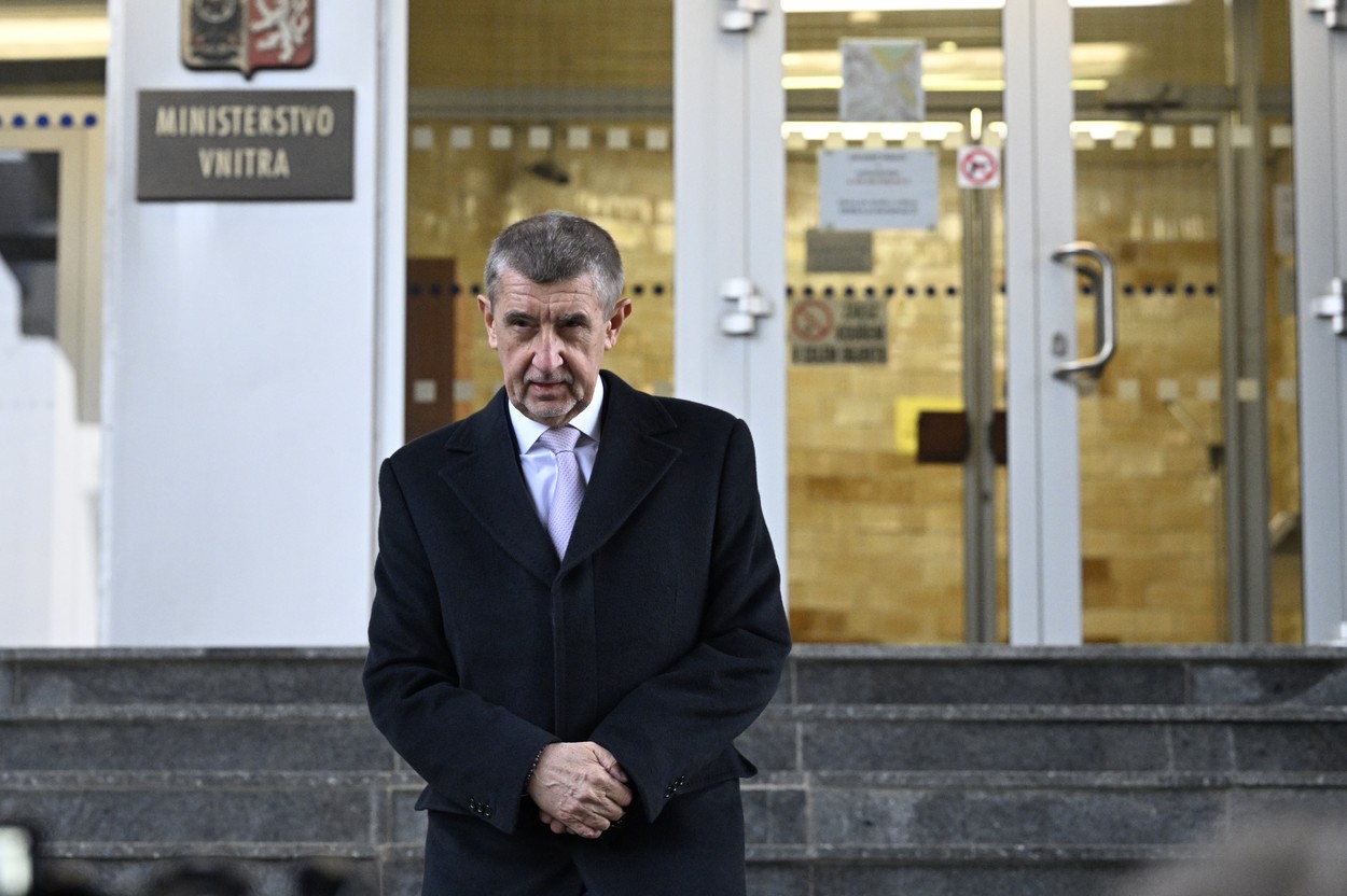 Bývalý premiér a kandidát na prezidenta Andrej Babiš (ANO) odevzdal podpisové archy na ministerstvu vnitra, 4. listopadu 2022, Praha.
