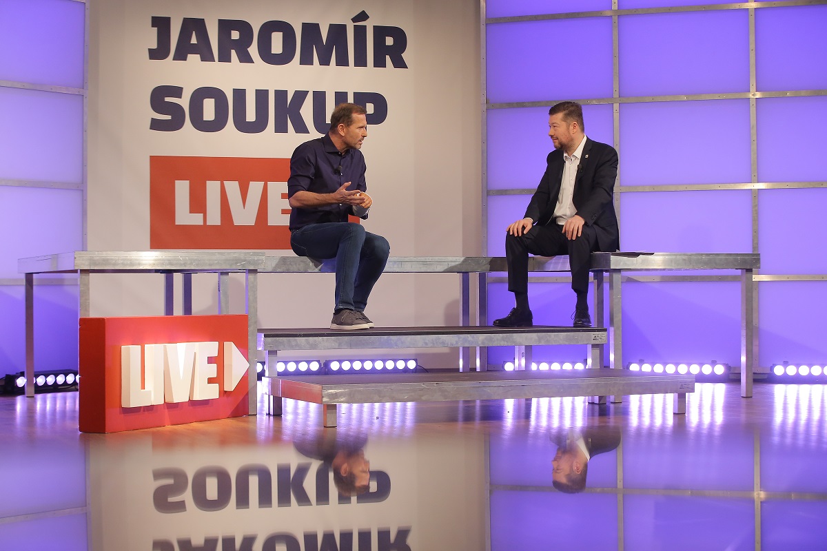 Moderátor pořadu Jaromír Soukup a předseda SPD Tomio Okamura. Moderátor pořadu Jaromír Soukup a předseda SPD Tomio Okamura.