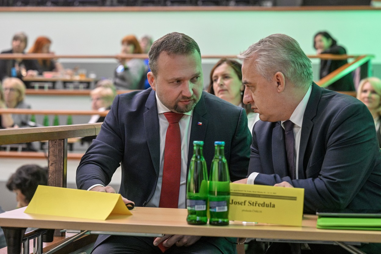 IX. sjezd Odborového svazu zdravotnictví a sociální péče ČR (OSZSP), 10. listopadu 2022, Praha. Předseda Českomoravské konfederace odborových svazů Josef Středula (vpravo) hovoří s ministrem práce a sociálních věcí Marianem Jurečkou.