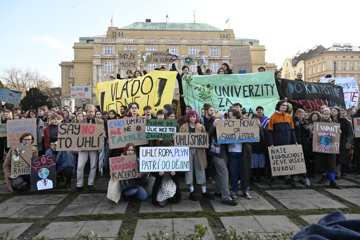 Vysokoškoláci začali stávkovat proti podle nich nedostatečnému postoji vlády k řešení klimatické krize. Protest iniciují studenti z hnutí Univerzity za klima. 14. listopadu, Praha.