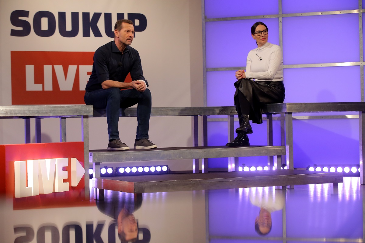 Moderátor pořadu Jaromír Soukup a starostka MČ Praha 2 Alexandra Udženija (ODS). Moderátor pořadu Jaromír Soukup a starostka MČ Praha 2 Alexandra Udženija (ODS).