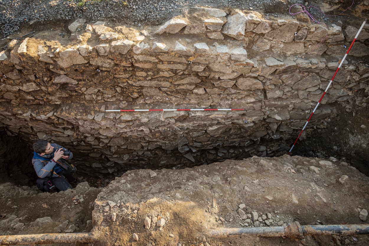 Na hradě Grabštejn archeologové vykopávají v místech, kudy vedla původní přístupová cesta ke středověkému hradu a později i k novověkému zámku, 15. listopadu 2022, Chotyně. Na hradě Grabštejn archeologové vykopávají v místech, kudy vedla původní přístupová cesta ke středověkému hradu a později i k novověkému zámku, 15. listopadu 2022, Chotyně.