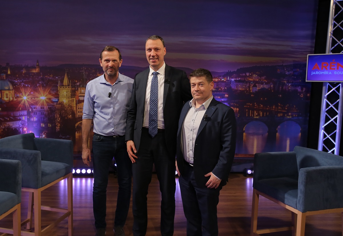 Moderátor pořadu Jaromír Soukup, zastupitel hlavního města Prahy Jan Wolf (KDU-ČSL) a poslanec Patrik Nacher (ANO).