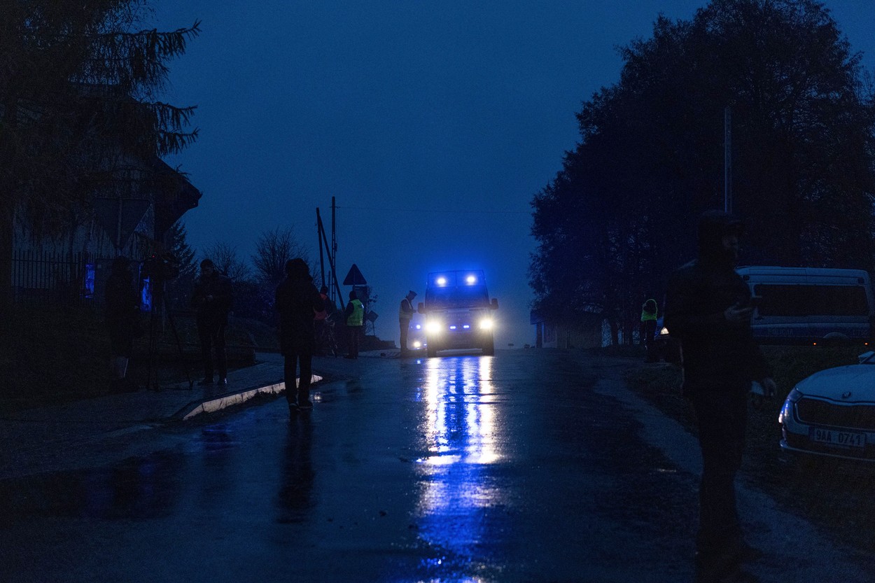 Policejní vozidlo jede směrem k místu výbuchu v Przewodow, Polsko, ve středu 16. listopadu 2022. Polsko ve středu uvedlo, že raketa ruské výroby spadla na východ země, ačkoli prezident USA Joe Biden řekl, že je „nepravděpodobné“, že byla odpálena z Ruska. 