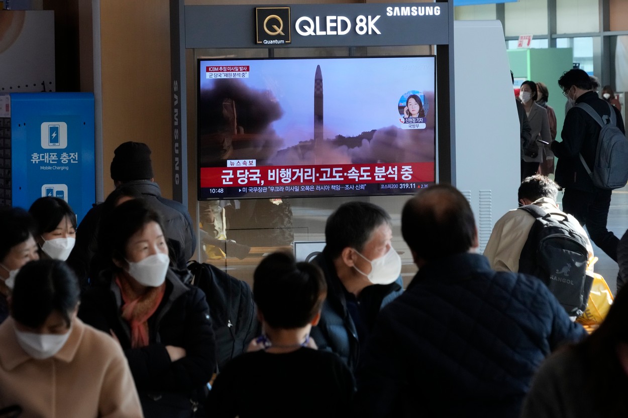 Televizní obrazovka ukazuje souborový snímek odpálení severokorejské rakety během zpravodajského pořadu na vlakovém nádraží v Soulu v Jižní Koreji, pátek 18. listopadu 2022. Jižní Korea říká, že raketa Severní Korea vypuštěná v pátek ráno je pravděpodobně mezikontinentální balistická střela.
