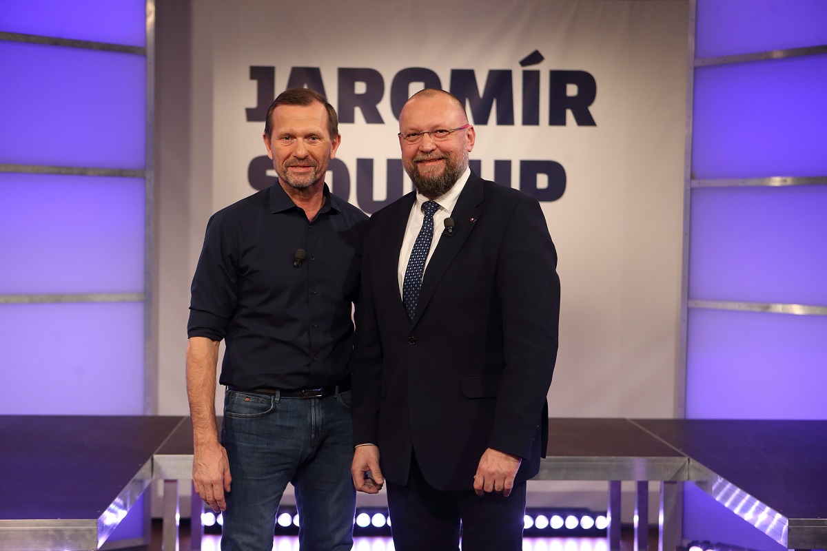 Moderátor pořadu Jaromír Soukup a poslanec Jan Bartošek (KDU-ČSL).