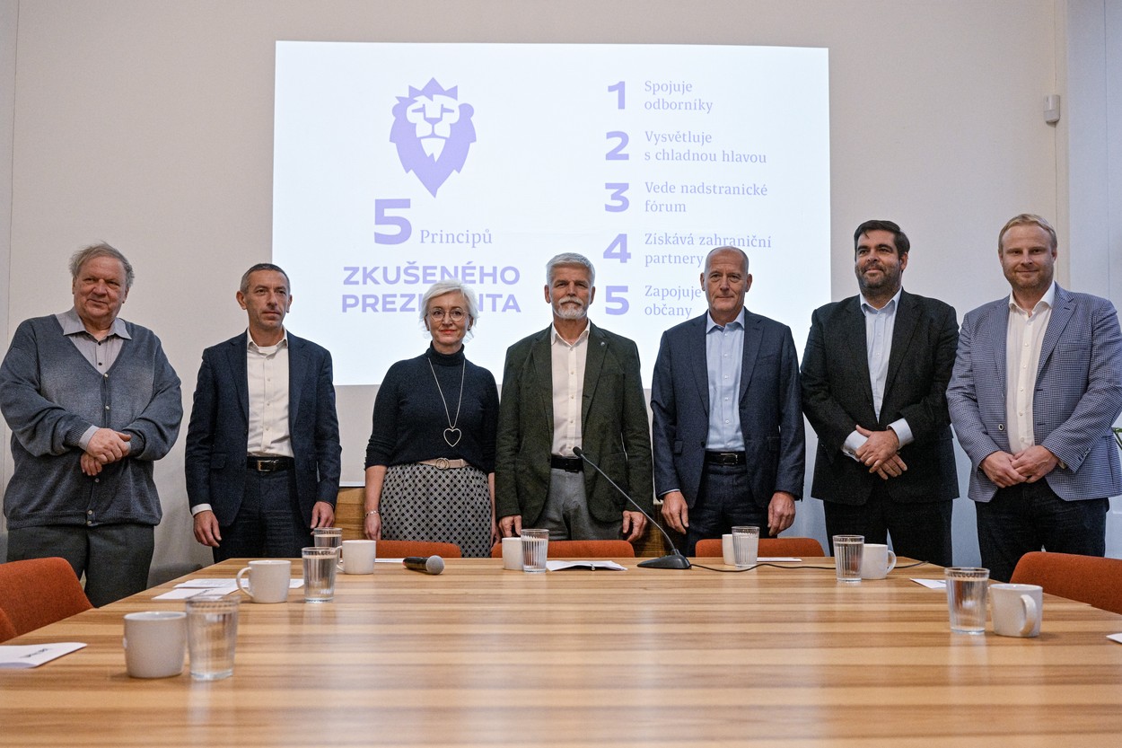 Kandidát na prezidenta Petr Pavel představil svůj poradní tým a principy, kterými by se řídil v roli prezidenta, 22. listopadu 2022, Praha. Zleva sociolog Jan Hartl, ekonom David Marek, odbornice v problematice sociální práce, sociálních služeb a školství Lucie Poláková, kandidát na prezidenta Petr Pavel, ekonom Zdeněk Tůma, předseda představenstva v investiční společnosti AVANT Vladimír Bezděk a expert na vnější energetickou bezpečnost EU a nezávislý konzultant se zaměřením na jadernou energetiku Michal Mareš.