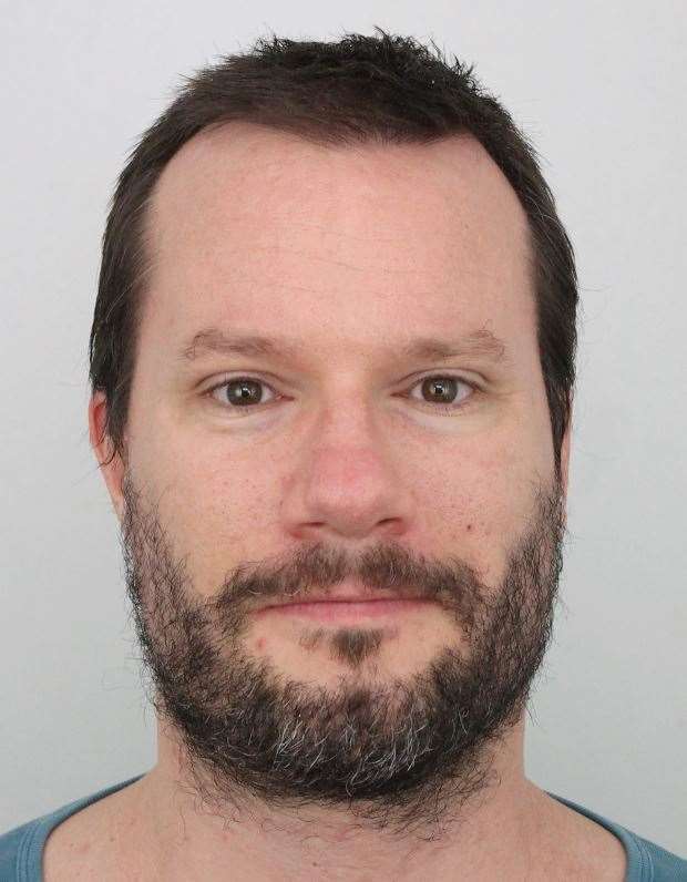 Muž vyhrožoval v kladenské nemocnici použitím zbraně, pátrá po něm policie