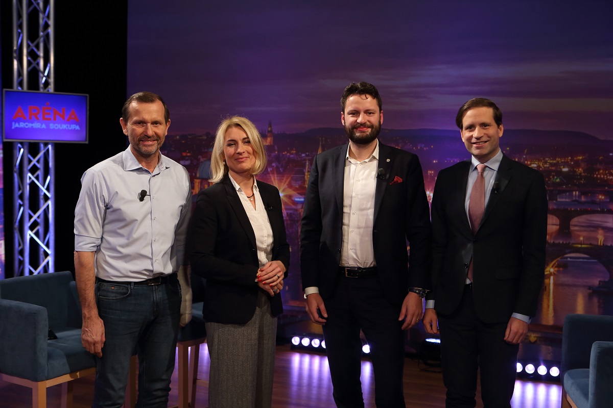 Moderátor pořadu Jaromír Soukup, spolupředsedkyně Zelených Magdalena Davis, zastupitel hl. m. Prahy Ondřej Prokop (ANO) a ekonom Lukáš Kovanda.