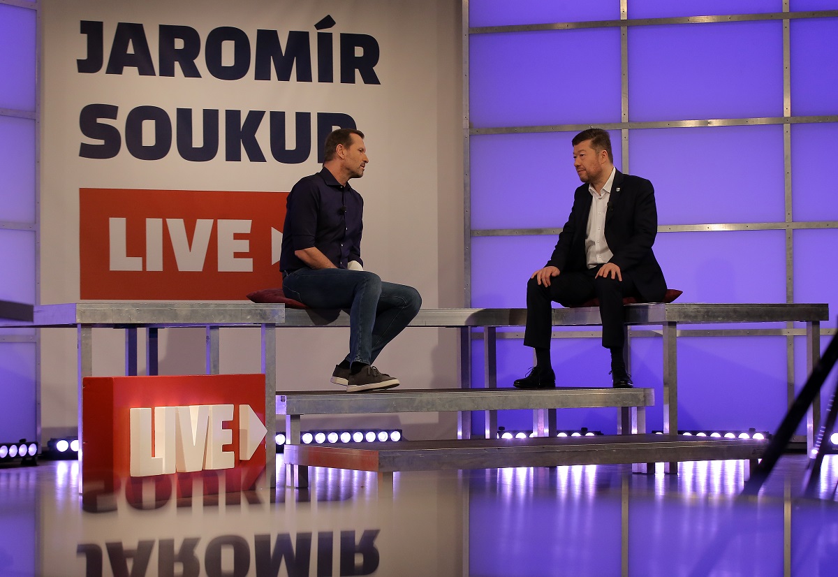 Moderátor pořadu Jaromír Soukup a poslanec a lídr hnutí SPD Tomio Okamura.