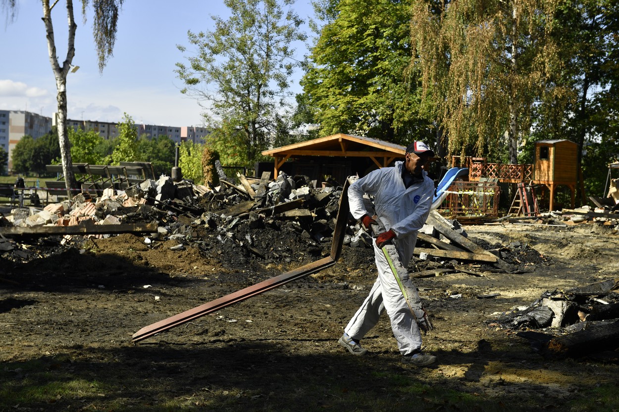 Sanace částečně vyhořelých Slunečních lázní u přehrady, 29. srpna 2022 v Jablonci nad Nisou. Potrvá skoro tři týdny a město za ni zaplatí 1,1 milionu korun.