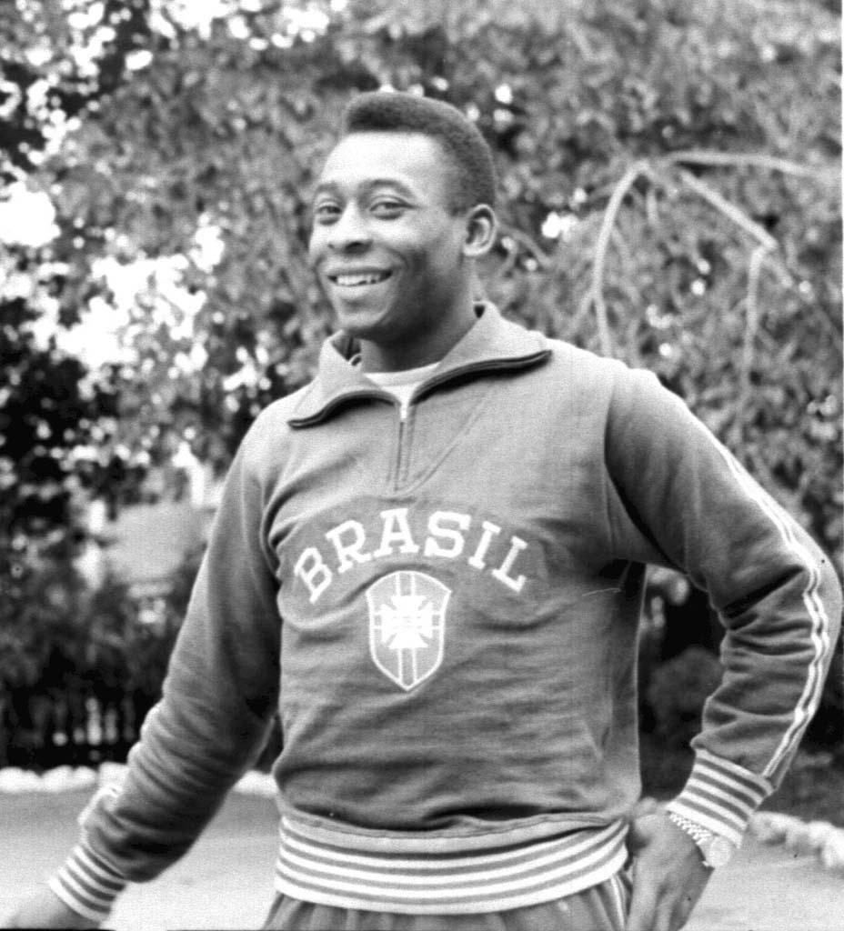Souborová fotografie brazilského fotbalového hráče Peleho (Edson Arantes Do Nasciemento) ze dne 16. 7. 1966 během tréninku mistrovství světa. Pele, trojnásobný vítěz Světového poháru, je všeobecně považován za největšího ze všech. Datum vydání: úterý 8. listopadu 2022.