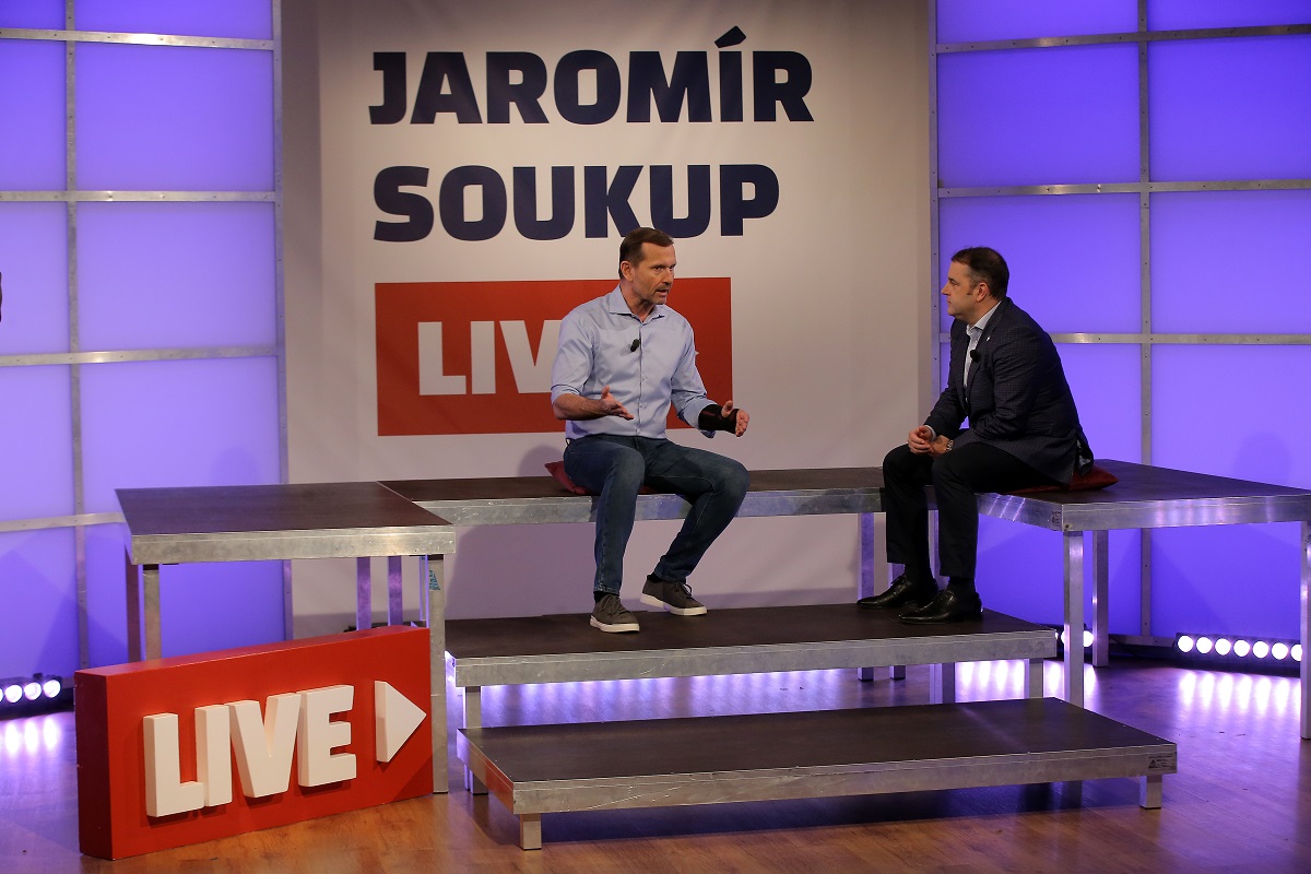 Moderátor pořadu Jaromír Soukup a ekonom Mojmír Hampl.