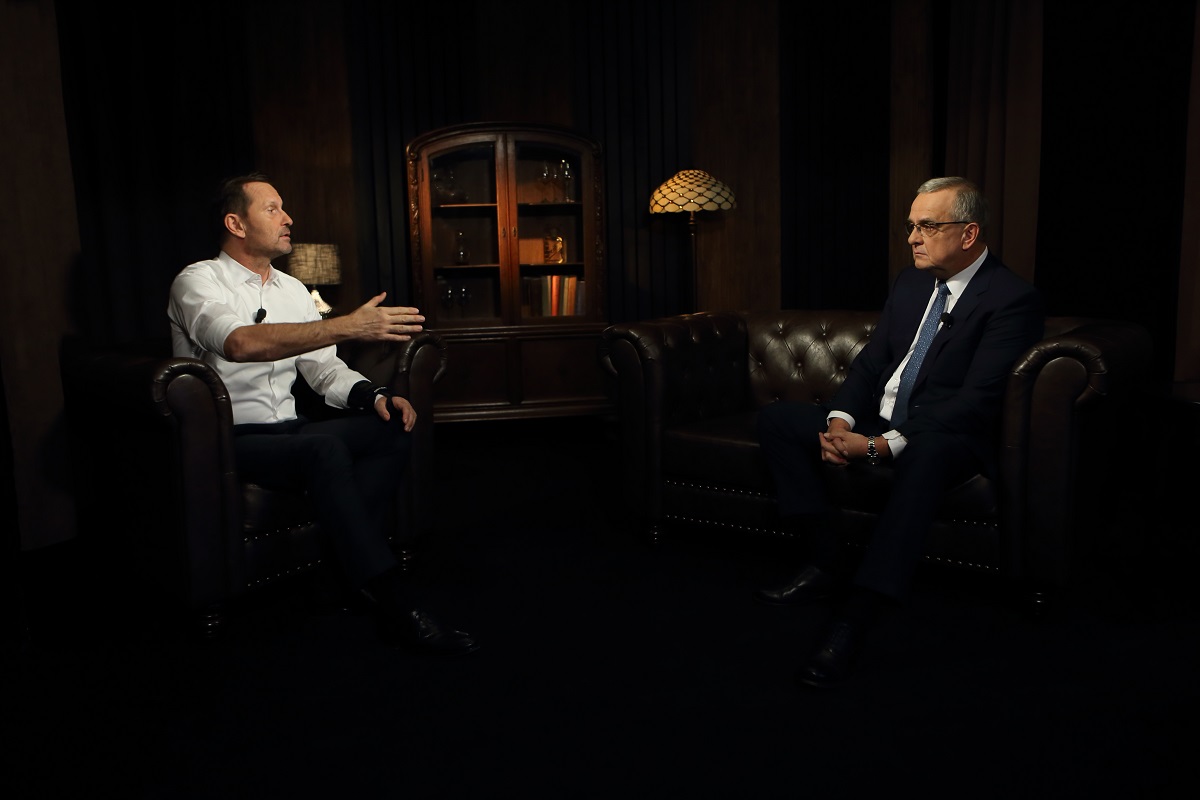 Moderátor pořadu Jaromír Soukup a bývalý poslanec Miroslav Kalousek (TOP 09).