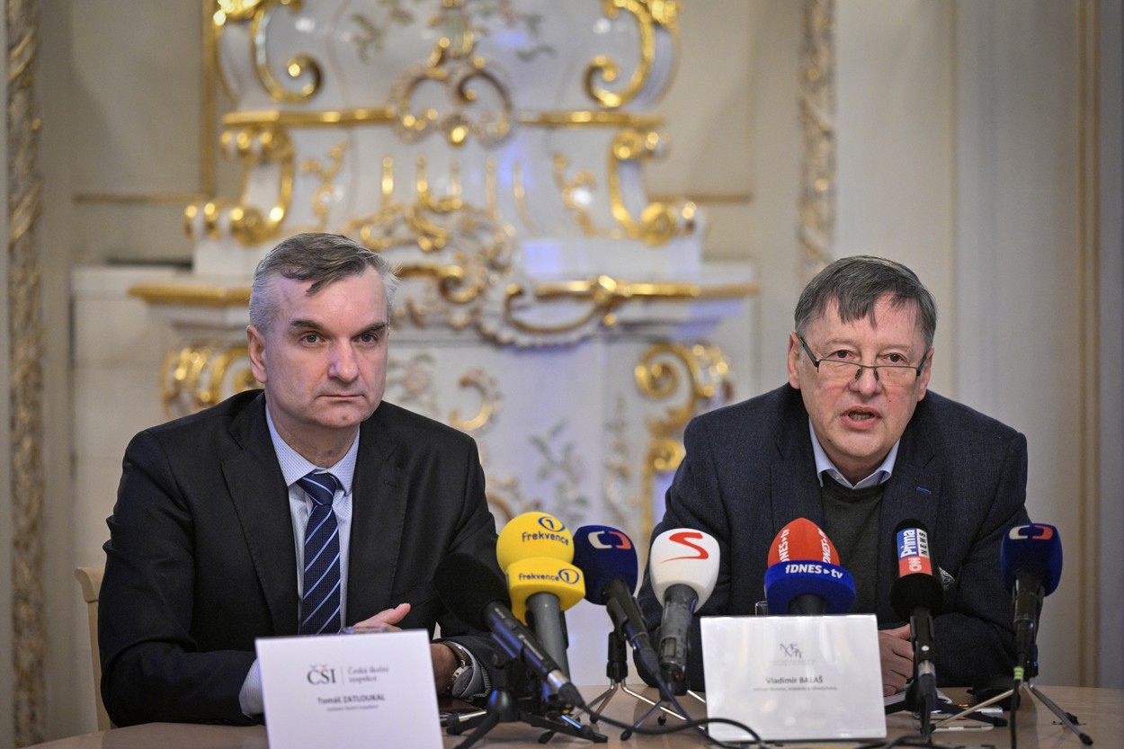 Ministr školství Vladimír Balaš (vpravo) a ústřední školní inspektor Tomáš Zatloukal vystoupili na tiskové konferenci k výsledkům šetření vzdělávání žáků na úrovni 5. a 9. ročníků základních škol a dopadům distanční výuky na vzdělávání žáků nebo problematice socioekonomického statutu žáků a škol a jeho vlivu na vzdělávání, 12. prosince 2022, Praha.