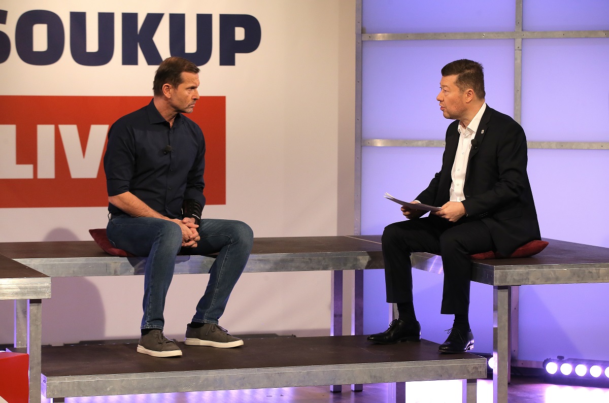 Moderátor pořadu Jaromír Soukup a poslanec a lídr hnutí SPD Tomio Okamura.