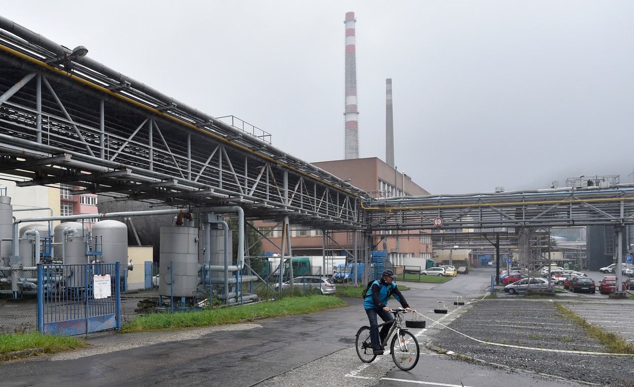 Kyanid, který způsobil úhyn desítek tun ryb v Bečvě, mohl pocházet z kanálu vedoucího do řeky z areálu bývalé Tesly v Rožnově pod Radhoštěm (na snímku z 1. října 2020). Takové podezření má Česká inspekce životního prostředí (ČIŽP) na základě odebraných vzorků.