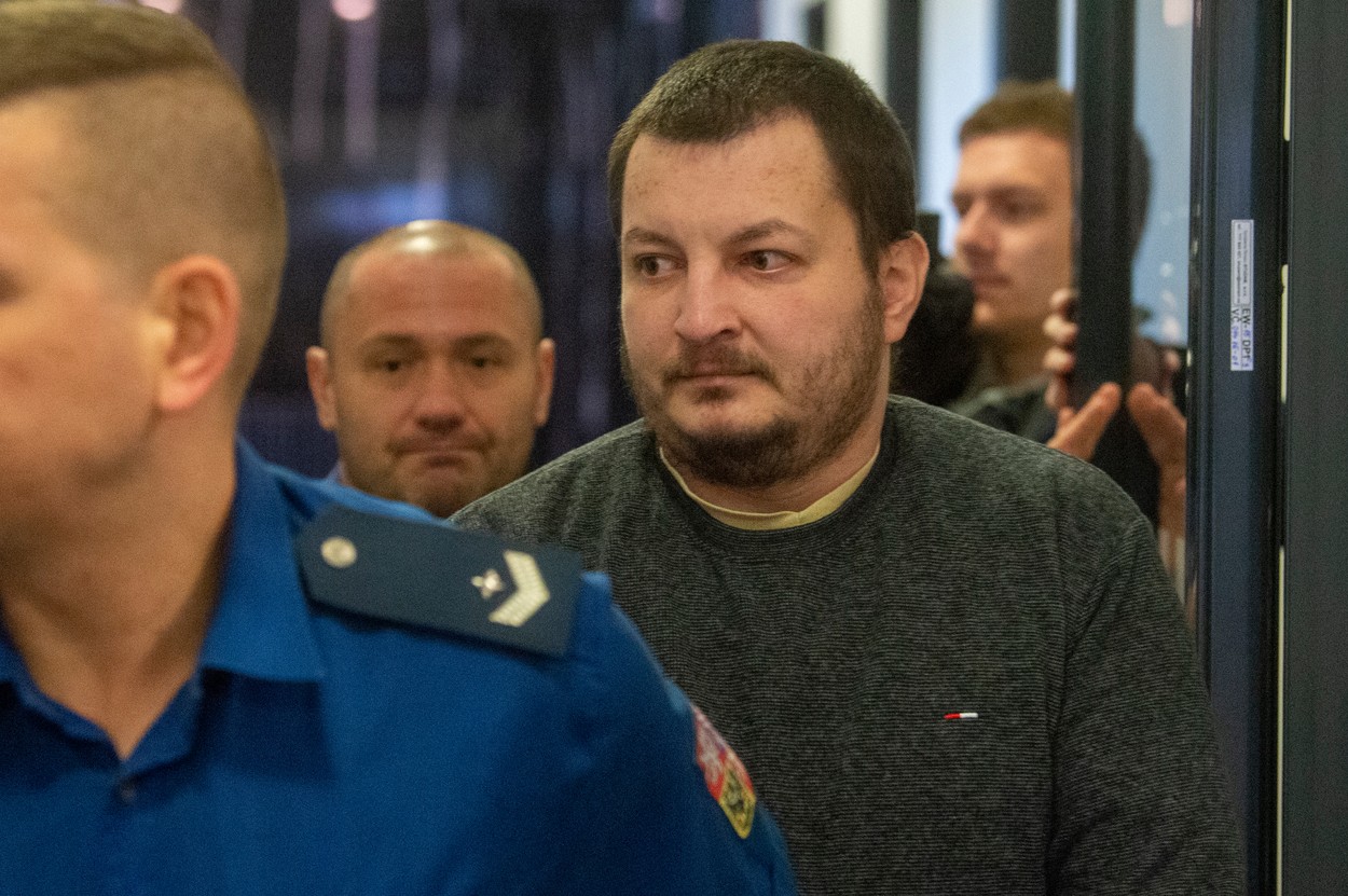 Eskorta přivádí obžalovaného Josefa Dvořáka (vpravo) na jednání krajského soudu v Pardubicích, 13. prosince 2022. Zpovídá se z pokusu o vraždu.