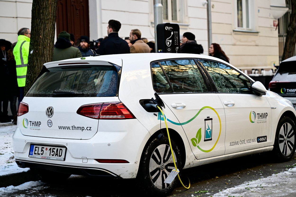 Tisková konference společnosti Technologie hl. m. Prahy ke spuštění provozu pilotních nabíječek elektromobilů z chytrých městských lamp, 13. prosince 2022, Praha.