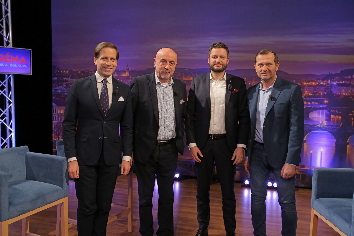 Zleva ekonom Lukáš Kovanda, poslanec Vít Vomáčka (ODS), zastupitel hl. m. Prahy Ondřej Prokop (ANO) a moderátor pořadu Jaromír Soukup.