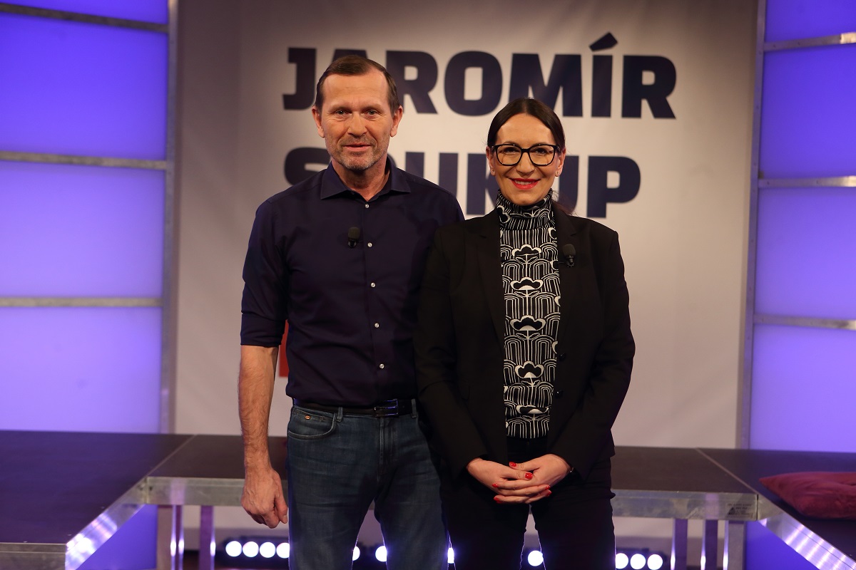 Moderátor pořadu Jaromír Soukup a starostka MČ Praha 2 Alexandra Udženija (ODS).