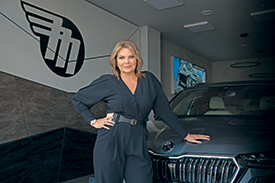 Karolína Topolová, generální ředitelka a předsedkyně představenstva společnosti AURES Holdings, provozovatele sítě autocenter AAA AUTO. Nyní oslavila 10 let v čele společnosti.