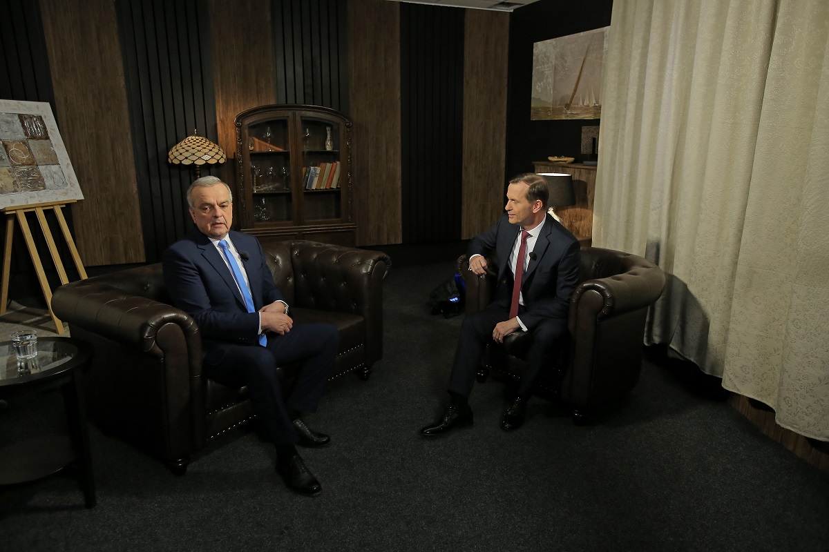 Moderátor pořadu Jaromír Soukup a bývalý poslanec Miroslav Kalousek (TOP 09).