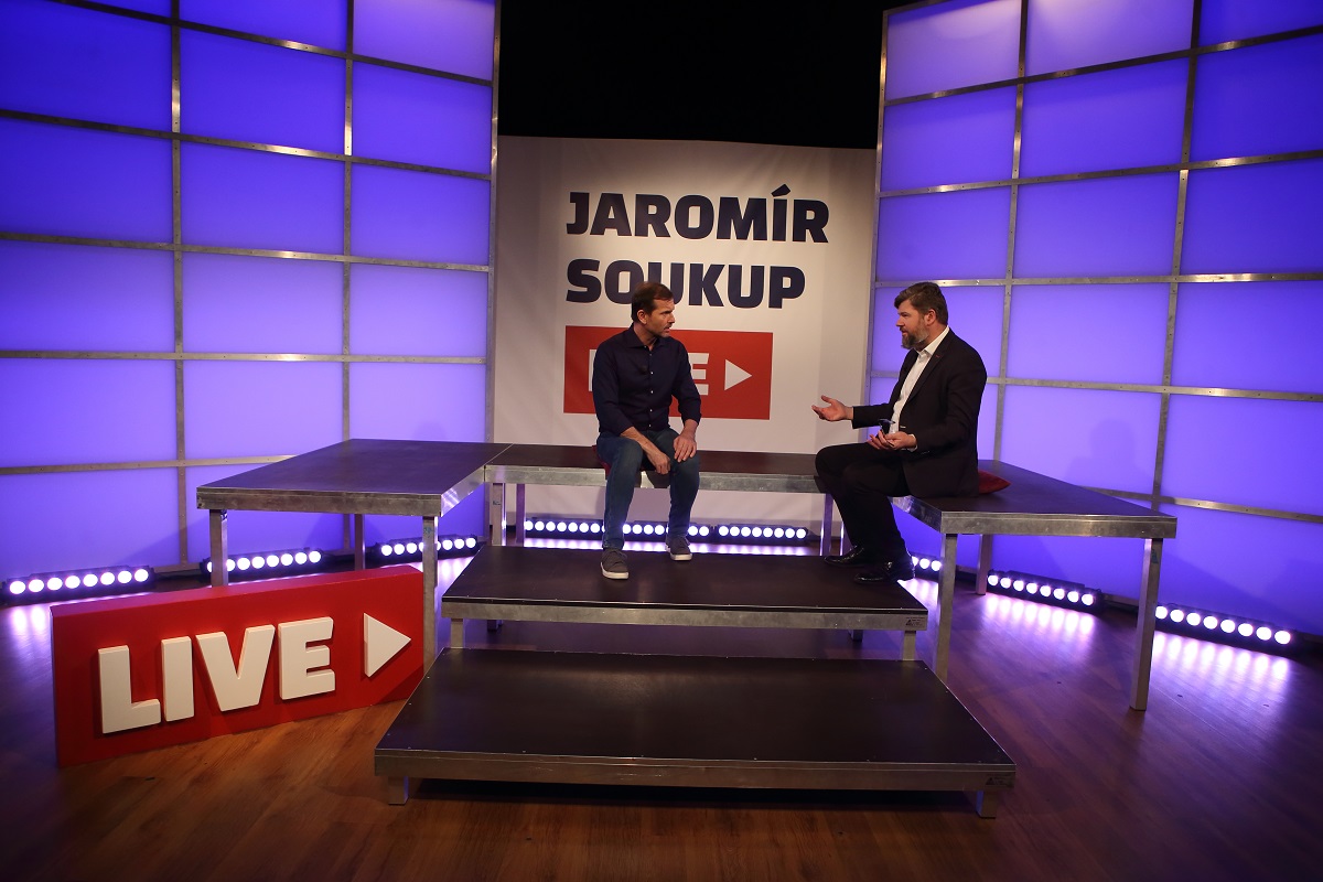 Moderátor pořadu Jaromír Soukup a europoslanec Jiří Pospíšil (TOP 09).