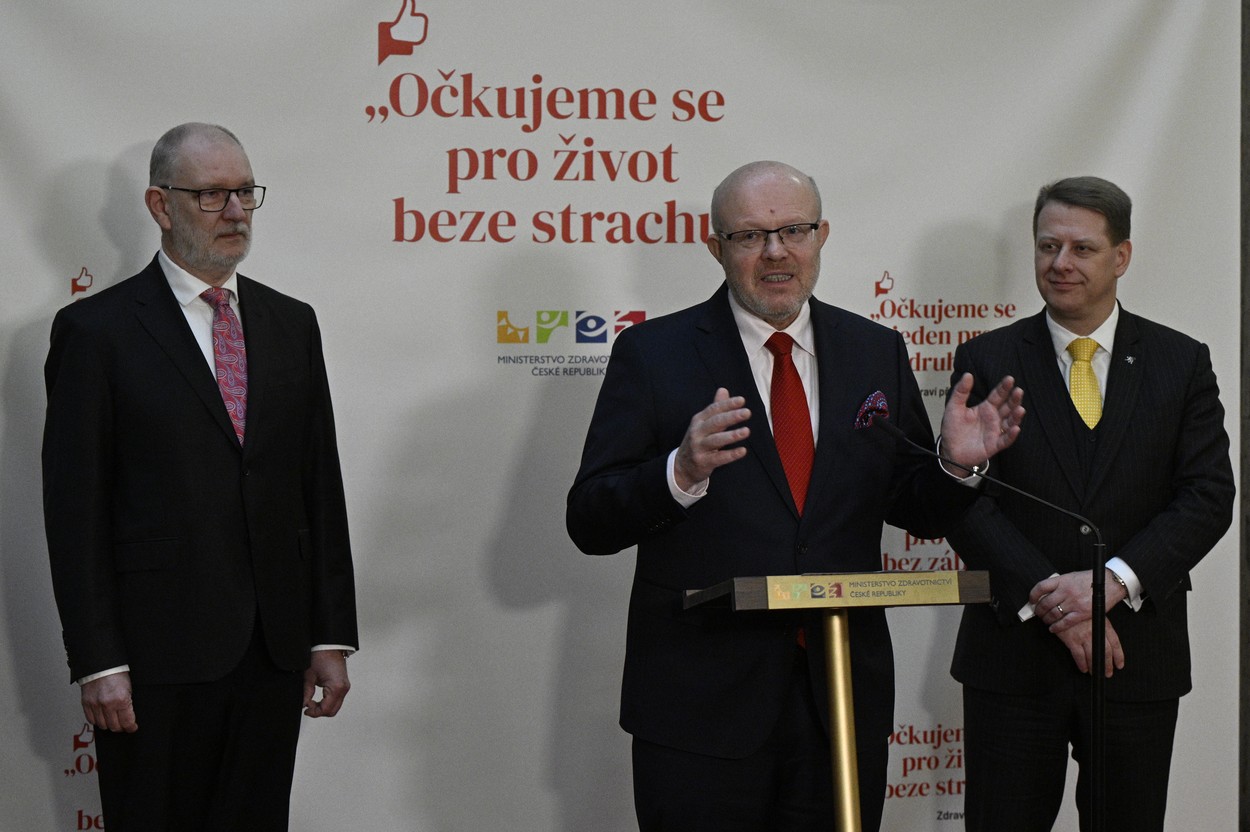 Zleva člen představenstva Svazu průmyslu a dopravy ČR Miroslav Palát, ministr zdravotnictví Vlastimil Válek a viceprezident Hospodářské komory ČR Tomáš Prouza vystoupili na tiskové konferenci ministerstva zdravotnictví k pracovně lékařským prohlídkám, 20. prosince 2022, Praha. Zleva člen představenstva Svazu průmyslu a dopravy ČR Miroslav Palát, ministr zdravotnictví Vlastimil Válek a viceprezident Hospodářské komory ČR Tomáš Prouza vystoupili na tiskové konferenci ministerstva zdravotnictví k pracovně lékařským prohlídkám, 20. prosince 2022, Praha.