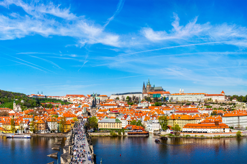 Pohled na Karlův most a Pražský hrad (ilustrační foto).