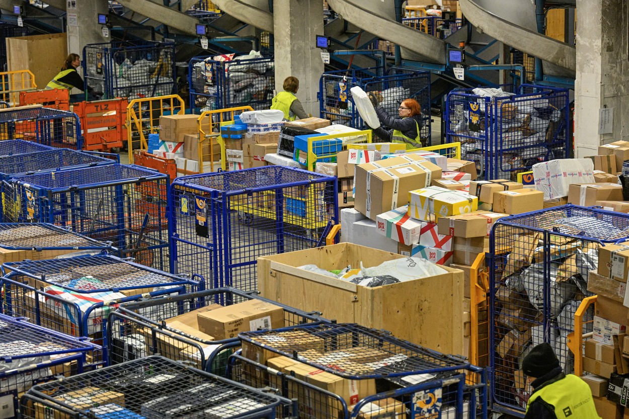 Předvánoční provoz v třídicím centru České pošty, 20. prosince 2022, Praha.