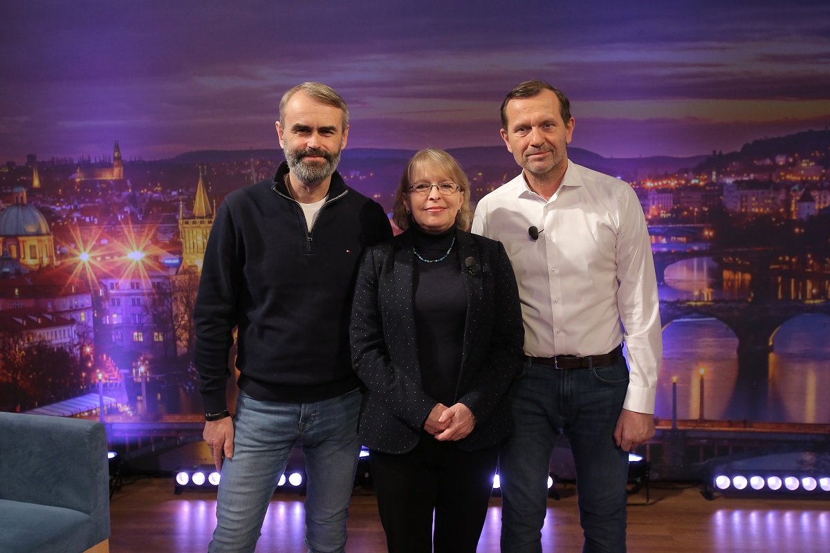 Zleva lídr občanského hnutí Přísaha Robert Šlachta, senátorka Hana Kordová Marvanová a moderátor pořadu Jaromír Soukup. Zleva lídr občanského hnutí Přísaha Robert Šlachta, senátorka Hana Kordová Marvanová a moderátor pořadu Jaromír Soukup.