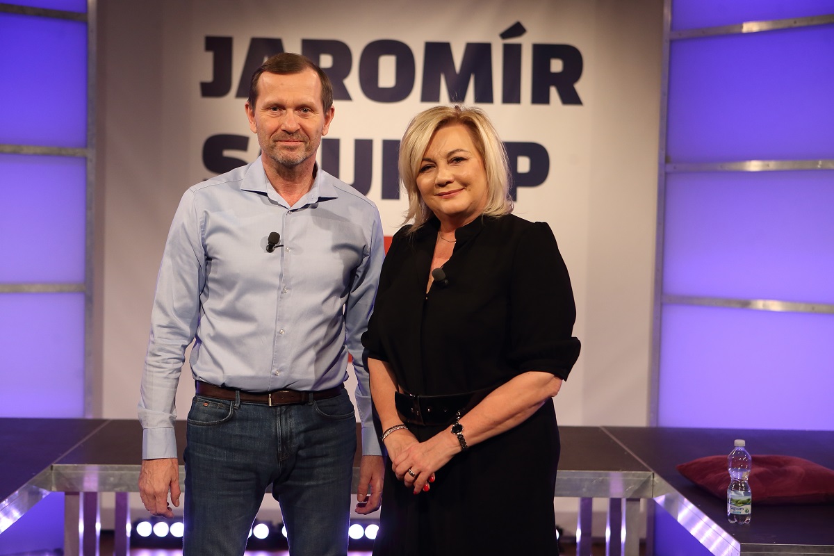 Moderátor pořadu Jaromír Soukup a poslankyně a bývalá ministryně financí Alena Schillerová (ANO).