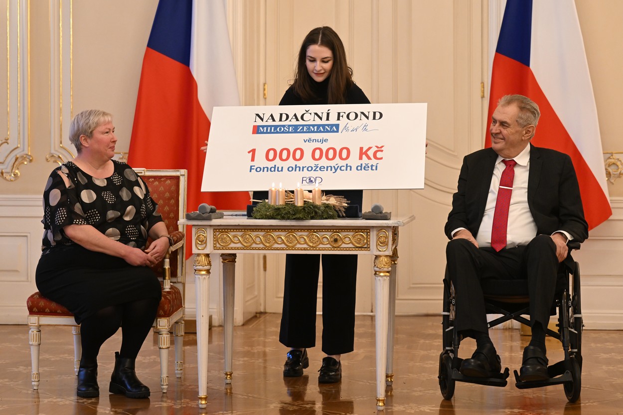 Prezident Miloš Zeman s dcerou Kateřinou předává finanční dar Fondu ohrožených dětí (FOD), 21. prosince 2022, Pražský hrad, Praha. Za klokánky dar převzala šéfka FOD Hana Kupková (vlevo).