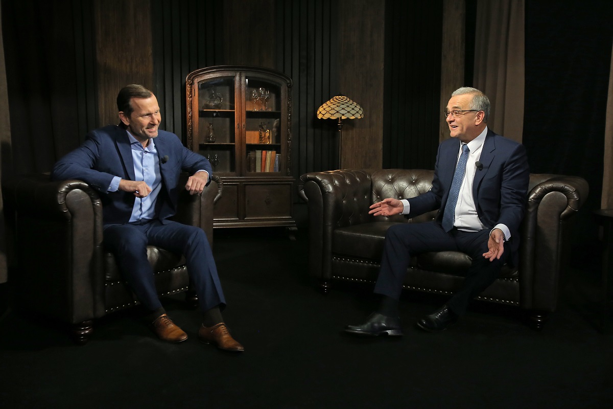 Moderátor pořadu Jaromír Soukup a bývalý poslanec Miroslav Kalousek (TOP 09).