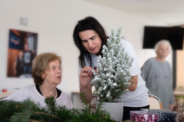 Akademie Michael rozdávala radost při vánočních přípravách v ALZHEIMER HOME.